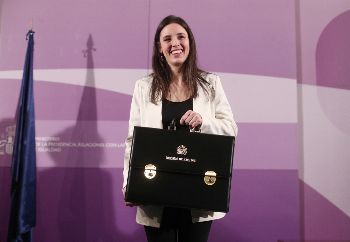 EuropaPress 2589085 nueva ministra igualdad irene montero posa cartera ministerio igualda acto